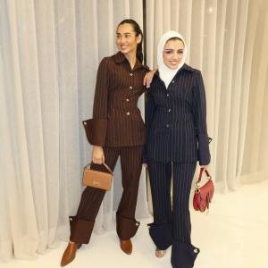 طقم بدلة قطعتين بخطوط دقيقة وتفاصيل على الأكمام - بني