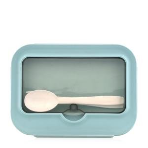 صندوق غداء مع ملاعق