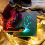 تابلت مضيء للرسم والكتابة للأطفال