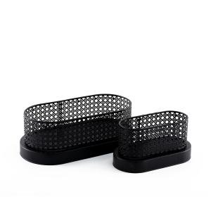 مجموعة سلال تخزين معدنية أنيقة بيضاوية الشكل.