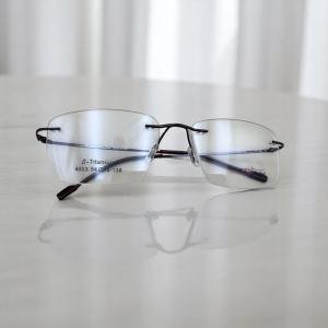 نظارة تنفيذية بدون إطار من التيتانيوم الفضي مع أذرع فائق النحافة