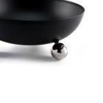 وعاء تقديم عصري مع كرات فضية كقاعدة