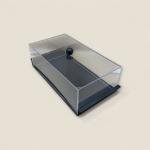 علبة كيك مستطيلة من الأكريليك بقاعدة سوداء