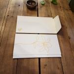 أظرف بيضاء أنيقة بنقوش زهرية ذهبية