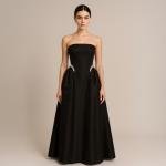 فستان نسائي أسود بدون حمالات بتصميم رائع