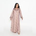 عباية ملكية مزخرفة بنقوش بايزلي مع حواف مميزة وكفوف مرصعة بالكريستال