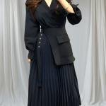 فستان ميدي بجيوب عملية وتنورة مطوية بحزام وياقة على شكل V وأكمام منفوشة