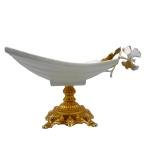 وعاء فواكه سيراميك مزخرف بقاعدة فراشة ذهبية