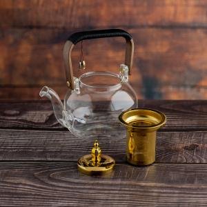 إبريق شاي زجاجي أنيق بمصفاة ذهبية ومقبض خشبي
