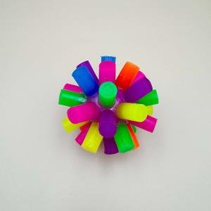 كرة قفز بأشواك بألوان قوس قزح