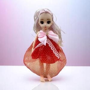 دمية الأميرة بفستان الدانتيل الأنيق