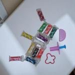 مجموعة دلو عجين اللعب الحيوانات 12 لونا زاهيا مع قوالب تشكيل وتصميم غطاء مضاد للتسرب