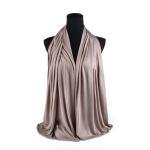 وشاح قطن وشيفون بحواف مخيطة بدقة كاكي فاتح خفيف وأنيق ومثالي للاستخدام اليومي