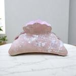 مشبك شعر بصدف رخامي لامع بحواف منحوته وقبضة ذهبية