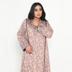 عباية ملكية مزخرفة بنقوش بايزلي مع حواف مميزة وكفوف مرصعة بالكريستال