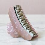 مشبك شعر بصدف رخامي لامع بحواف منحوته وقبضة ذهبية