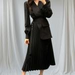 فستان ميدي بجيوب عملية وتنورة مطوية بحزام وياقة على شكل V وأكمام منفوشة