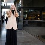 جاكيت نسائي من الساتان بأكتاف بارزة وإغلاق بزر واحد