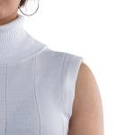 توب كنزة برقبة عالية بلا أكمام – قصة مضلعة أنيقة