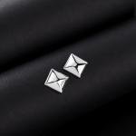 أقراط شكل هرم هندسي لمسة عصرية تكمل أناقتك