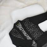 بلوزة دانتيل نسائية سوداء بشيفون شفاف وقصة بيبلوم وأكمام جرس