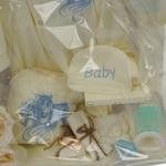 مجموعة هدايا مولود صبي جديد سلة هدية ببطانية وملابس داخلية وإكسسوارات