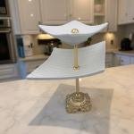 صينية تقديم سيراميك بطبقتين مع قاعدة ذهبية