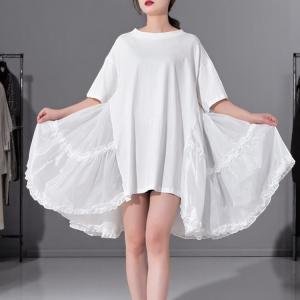 فستان تيشيرت بياقة مستديرة وطبقة كشكشة شفافة